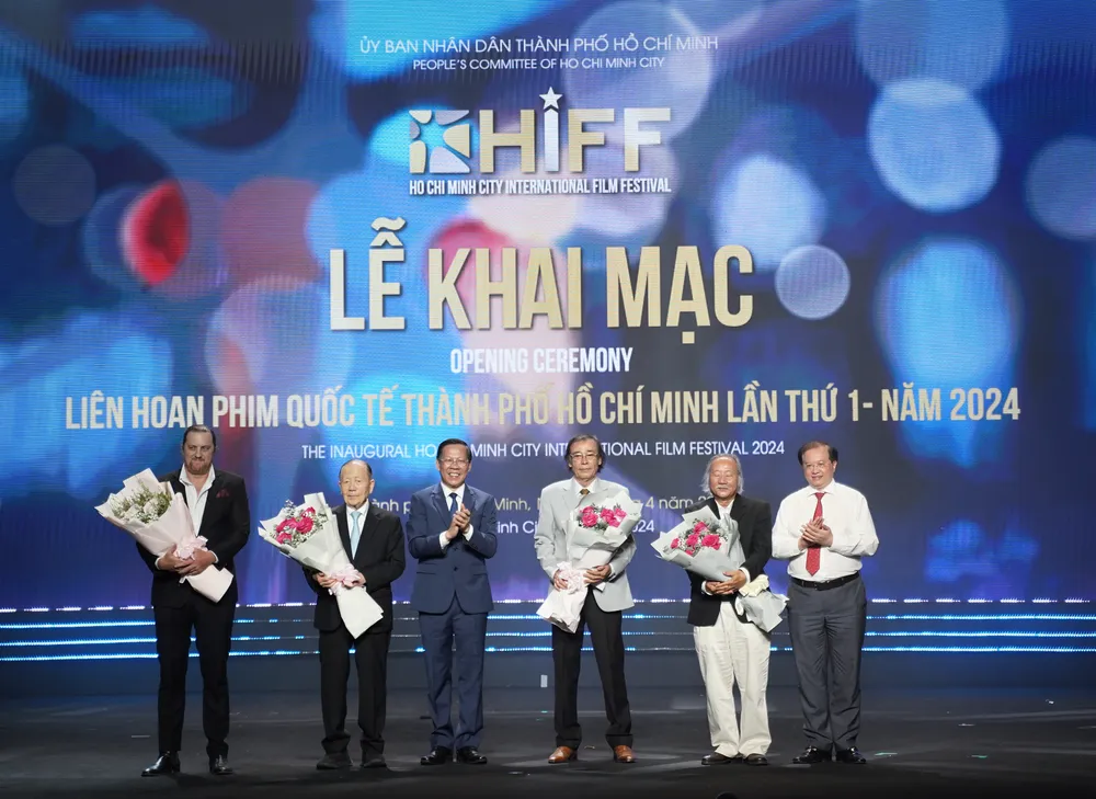 Ông Tạ Quang Đông, Thứ trưởng Bộ VH,TT&DL cùng Ông Phan Văn Mãi, Chủ tịch UBND TP.HCM trao hoa cho Chủ tịch hội đồng danh dự LHP quốc tế TP.HCM lần 1 Liên hoan phim quốc tế TP.HCM
