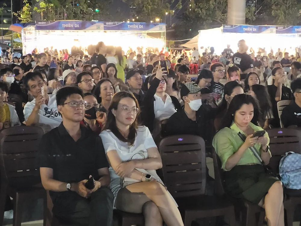 Càng tối, công viên bờ sông Sài Gòn càng đông người dân tại khu vực chiếu phim chieu-phim-ngoai-troi1.jpg