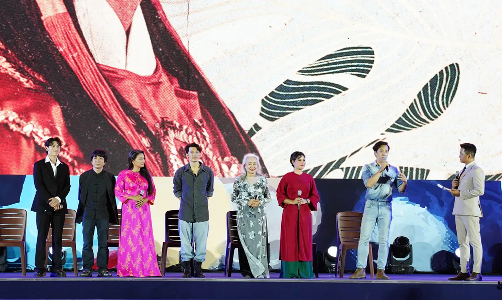 Sau buổi lễ khai mạc, khán giả có dịp được giao lưu với các diễn viên ê-kíp phim Song Lang của đạo diễn Leon Trần như Issac, Liên Bỉnh Phát, Đoàn Minh Tuấn, Minh Phượng, Tú Quyên, Kiều Trinh, Thanh Tú... IMG_20240407_214149.jpg