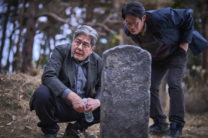 Hình ảnh trong phim Exhuma: Quật mộ trùng ma gây sốt thời gian qua. Ảnh: Showbox/ Pinetown Prodution quat-mo-trung-ma.jpg
