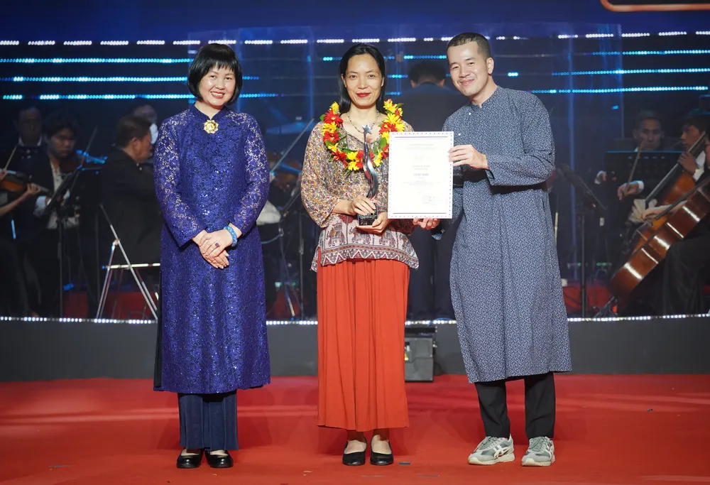 Bà Nguyễn Thị Thu Hà, Phó Cục trưởng Cục điện ảnh cùng đạo diễn Trịnh Đình Lê Minh trao giải cho hạng mục đạo diễn xuất sắc nhất dao-dien-xuat-sac.jpg