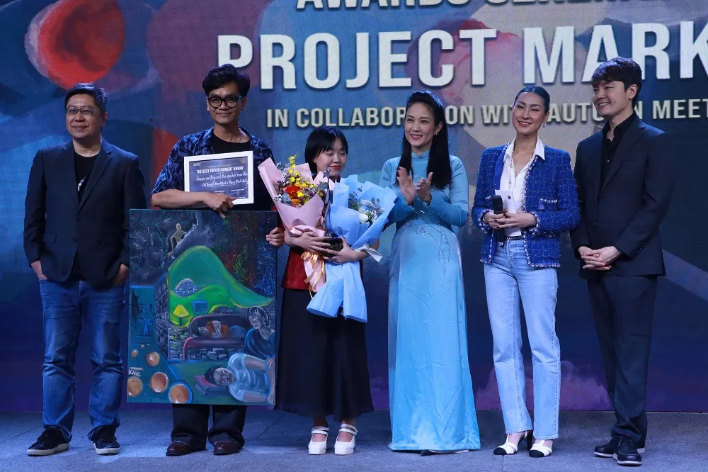 NSND Thanh Thúy, Phó GĐ Sở VH&TT TP.HCM trao giải cho ê kíp Việt Nam thắng hạng mục Phim giải trí tại Chợ dự án. Ảnh: VĂN HÀ lien-hoan-phim.JPG