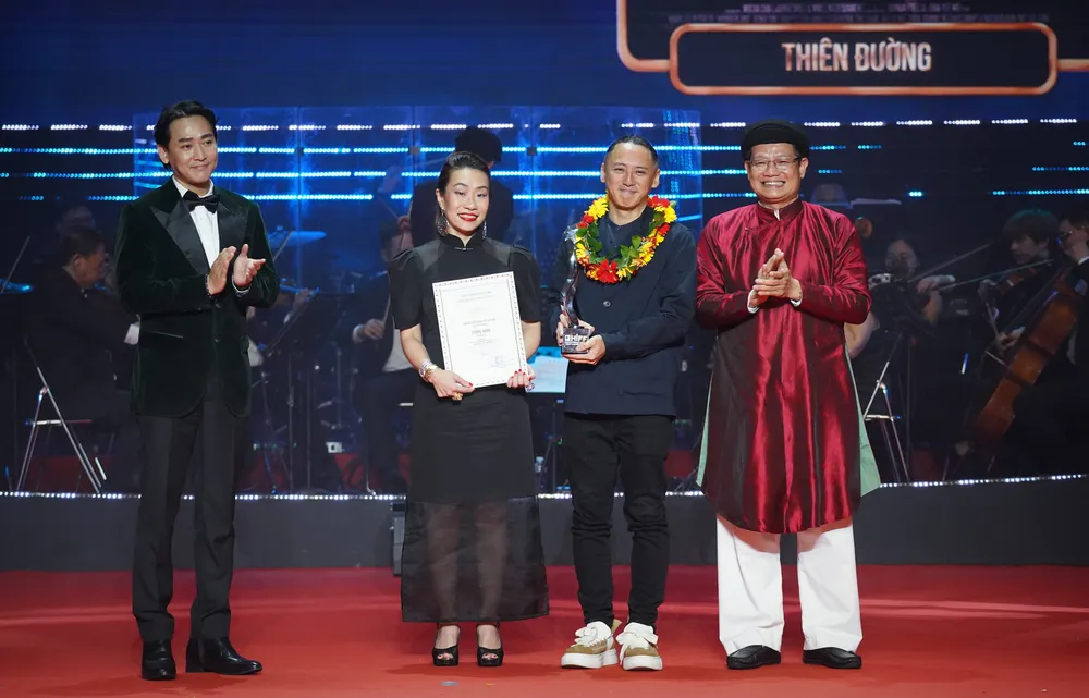 TS Phan Thanh Hải, GĐ Sở VH&TT Thừa Thiên Huế cùng diễn viên Hứa Vỹ Văn trao giải cho hạng mục Nam diễn viên xuất sắc nhất nam-dien-vien-xuat-sac.jpg