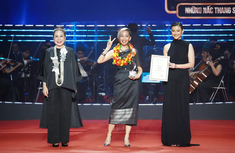 NSND Kim Xuân (bìa trái) trao giải Nữ diễn viên xuất sắc nhất nu-dien-vien-xuat-sac.jpg