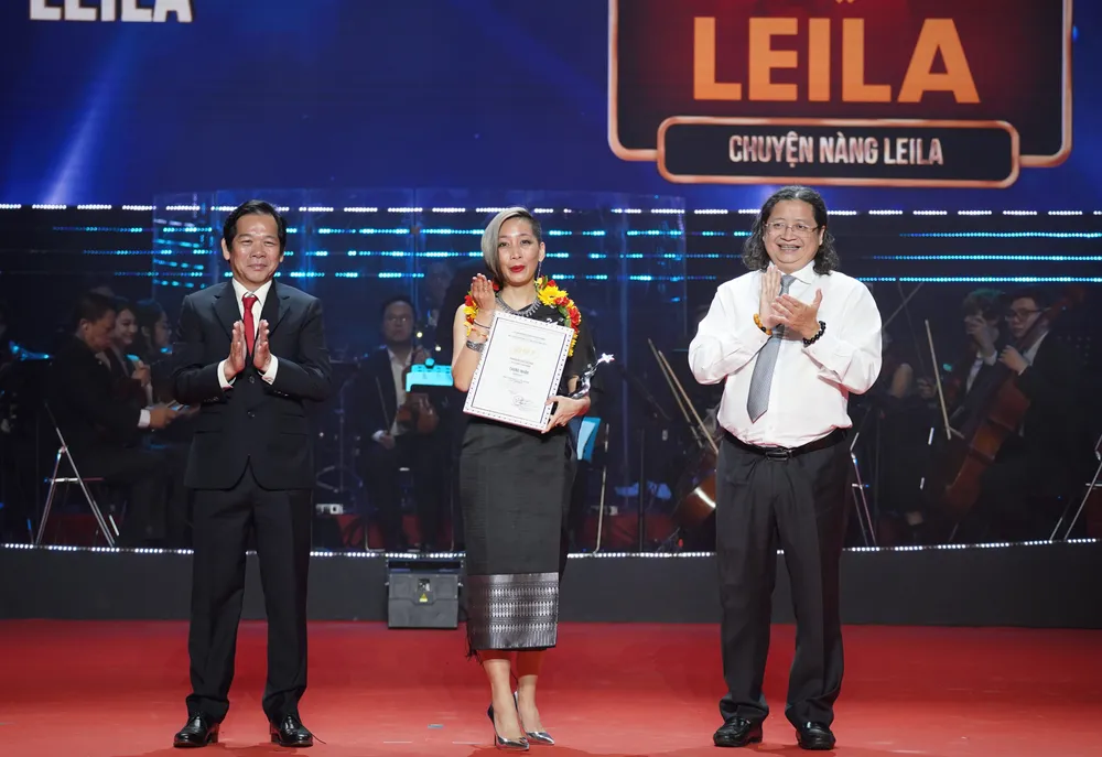 Ông Nguyễn Minh Nhựt, Vụ trưởng Vụ Văn hóa văn nghệ Ban Tuyên giáo Trung ương trao giải cho phim ngắn xuất nhất phim-ngan-xuat-sac.jpg