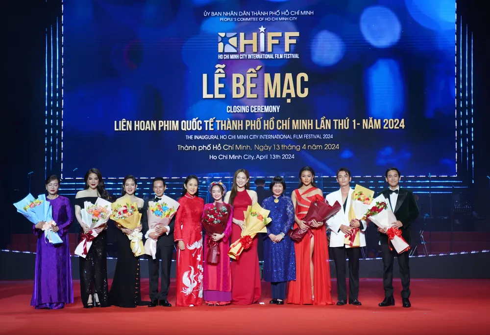 NSND Thanh Thúy trao hoa cho các đại sứ của Liên hoan phim Liên hoan phim
