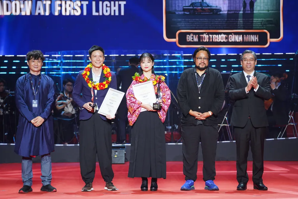 Ông Nguyễn Phước Lộc, Phó Bí thư Thành uỷ TP.HCM trao giải cho 2 dự án phim được hội đồng giám khảo bình chọn trao-giai-be-mac3.jpg