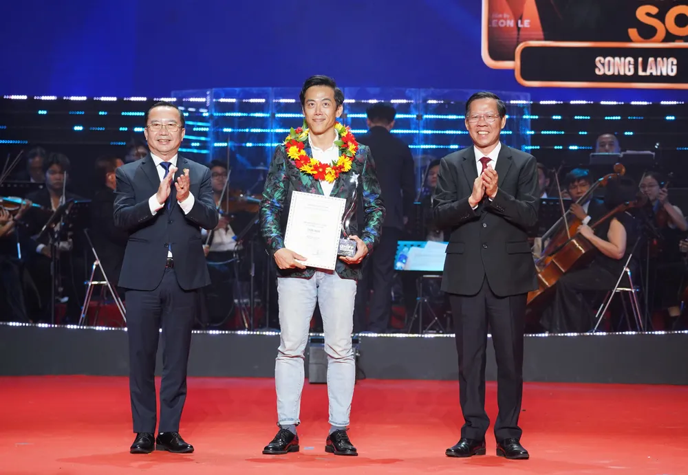 Phim Song lang của đạo diễn Leon Lê là phim Việt duy nhất thắng giải tại Liên hoan phim quốc tế TP.HCM. Phát biểu sau khi nhận giải, Leon Lê cho biết bản thân khá bất ngờ khi đạt được giải này. "Phim đã quá thành công so với những mong đợi của tôi" - Leon Lê bày tỏ trao-giai-be-mac4.jpg