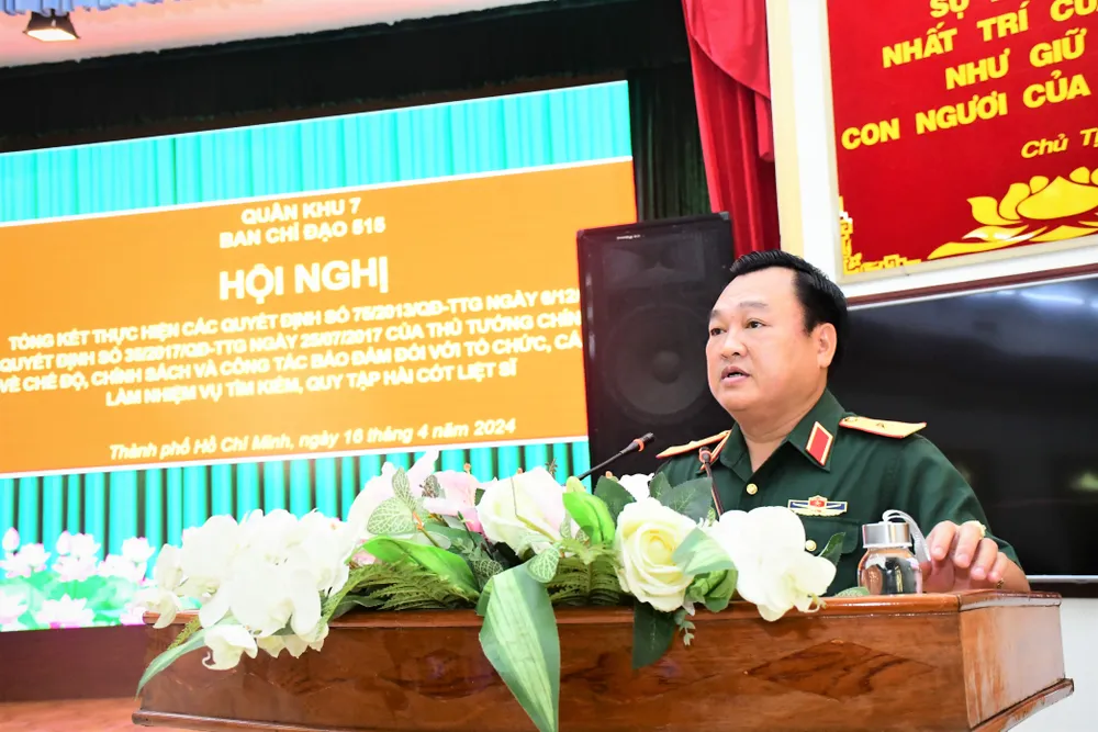 Thiếu tướng Trần Vinh Ngọc, Phó chính ủy Quân khu 7, Trưởng ban chỉ đạo 515 Quân khu 7 phát biểu tại hội nghị. inbound2184578972715085662.jpg