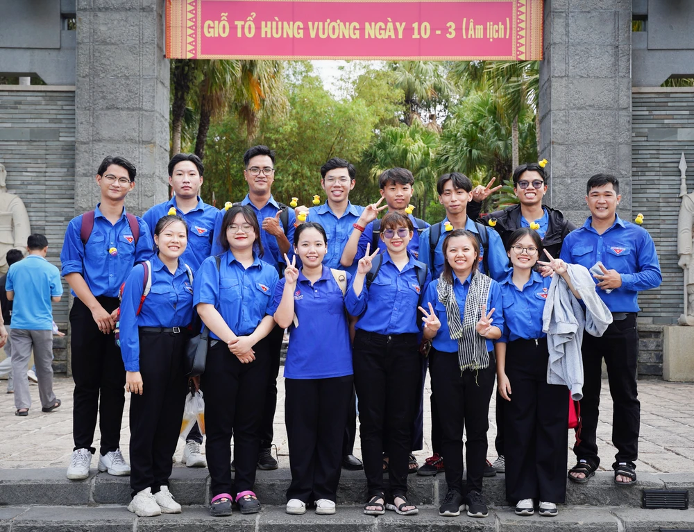 Đông đảo người dân, đoàn viên thanh niên đến tham gia Giỗ Tổ gio-to-hung-v085102.jpg