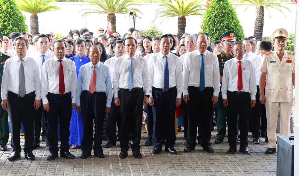Bí thư Thành ủy Nguyễn Văn Nên cùng các lãnh đạo TP.HCM tưởng nhớ các Vua Hùng gio-to-hung-vuong1.jpg