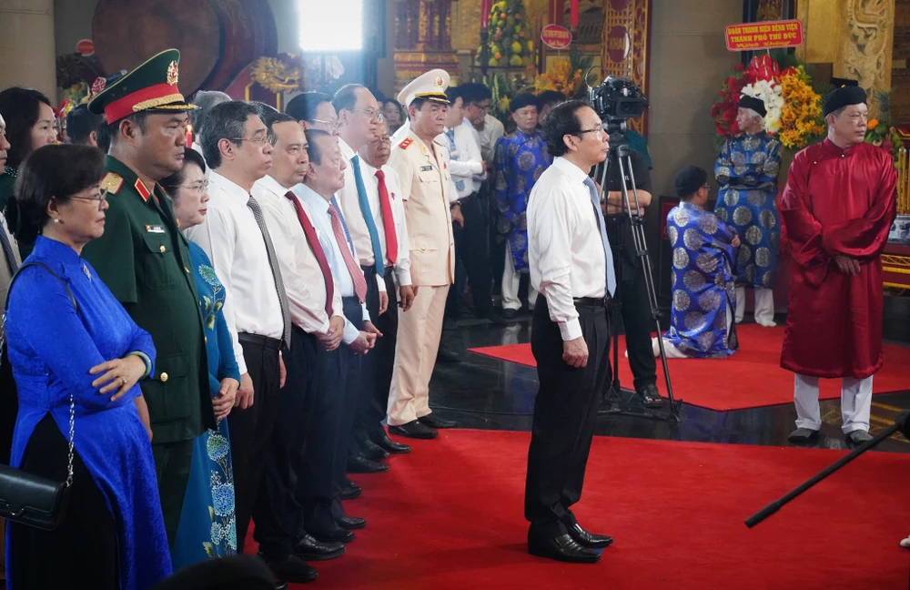 Bí thư Thành ủy Nguyễn Văn Nên cùng các lãnh đạo dâng hương gio-to-hung-vuong2.jpg