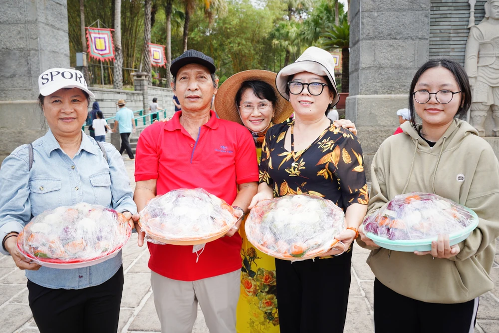 Sau phần lễ Giỗ Tổ đông đảo người dân mang bánh trái đến đền thắp hương, dâng hoa tưởng nhớ công lao của các Vua Hùng và các bậc tiền nhân gio-to-hung-vuong4.jpg