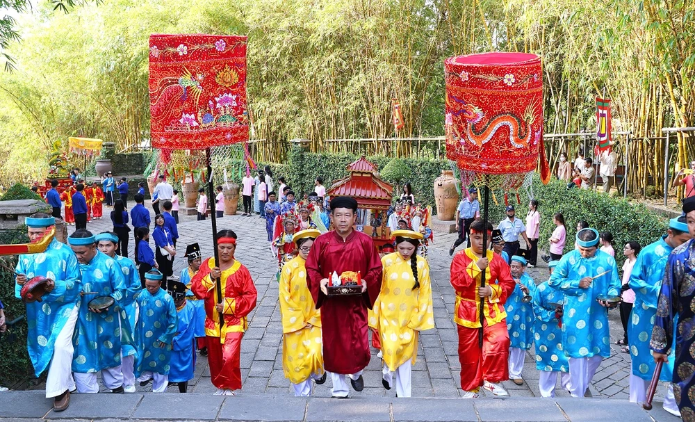 Nghi thức rước kiệu Giỗ Tổ Hùng Vương diễn ra trang nghiêm từ Quảng trường qua con đường tre vào đền tưởng niệm các vua Hùng gio-to-hung-vuong9.jpg