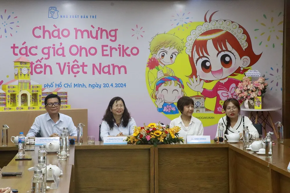 Buổi gặp gỡ giao lưu với tác giả Ono Eriko (thứ 2 từ trái sang). Ảnh: VĂN HÀ Ono Eriko