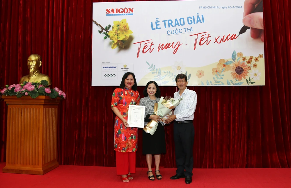 Ông Nguyễn Khắc Văn, Phó TBT Báo Sài Gòn Giải Phóng và Bùi Thị Hồng Sương trao giải Nhì cho tác giả Đặng Ngọc Lan cai-tet-cua-nguoi-gia.jpg