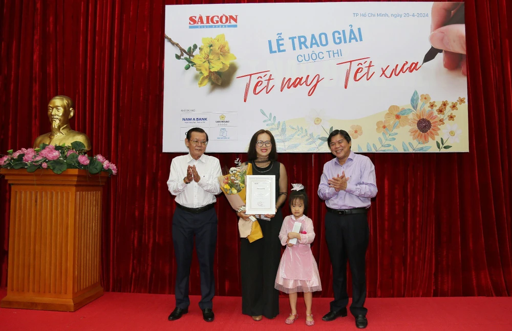 Tác giả Thanh Loan với bài viết Cái tết của người già đạt giải nhất cuộc thi Tết nay-Tết xưa. Ảnh: BTC tet-nay-tet-xua