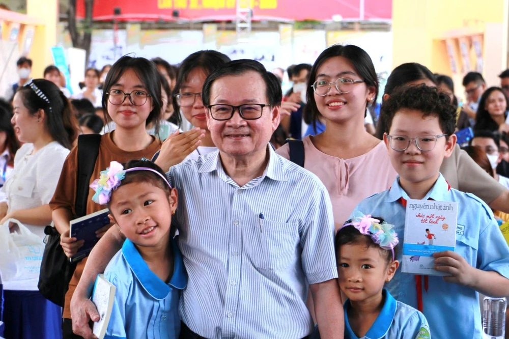 Nhà văn Nguyễn Nhật Ánh và độc giả nhí nguyen-nhat-anh2.jpg