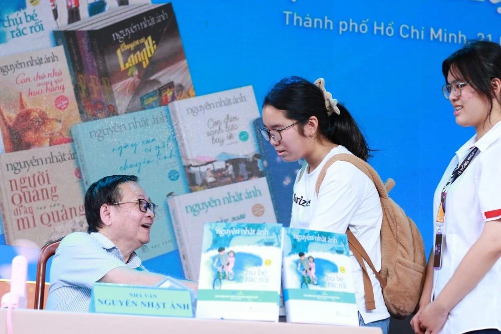 Nhà văn ký tặng sách cho độc giả nguyen-nhat-anh3.jpg