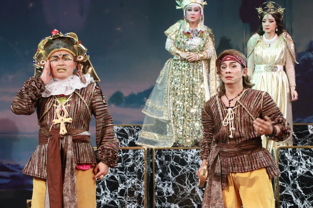 Đại Nghĩa (Thầy Tư Tế) và Đình Toàn (thuyền trưởng Sinbad) trong Ngày xửa ngày xưa số 35. Ảnh: VĂN HÀ Ngày xửa ngày xưa