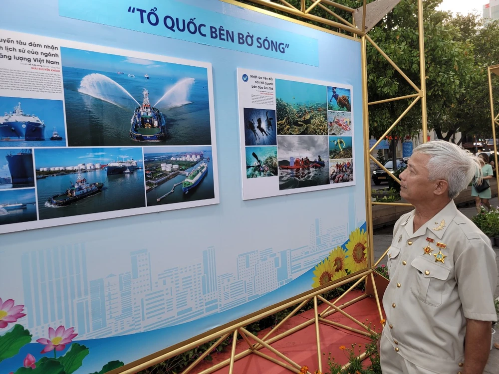 Triển lãm đất nước bên bờ sóng kéo dài đến hết 2-5. Ảnh: THĂNG BÌNH Lễ