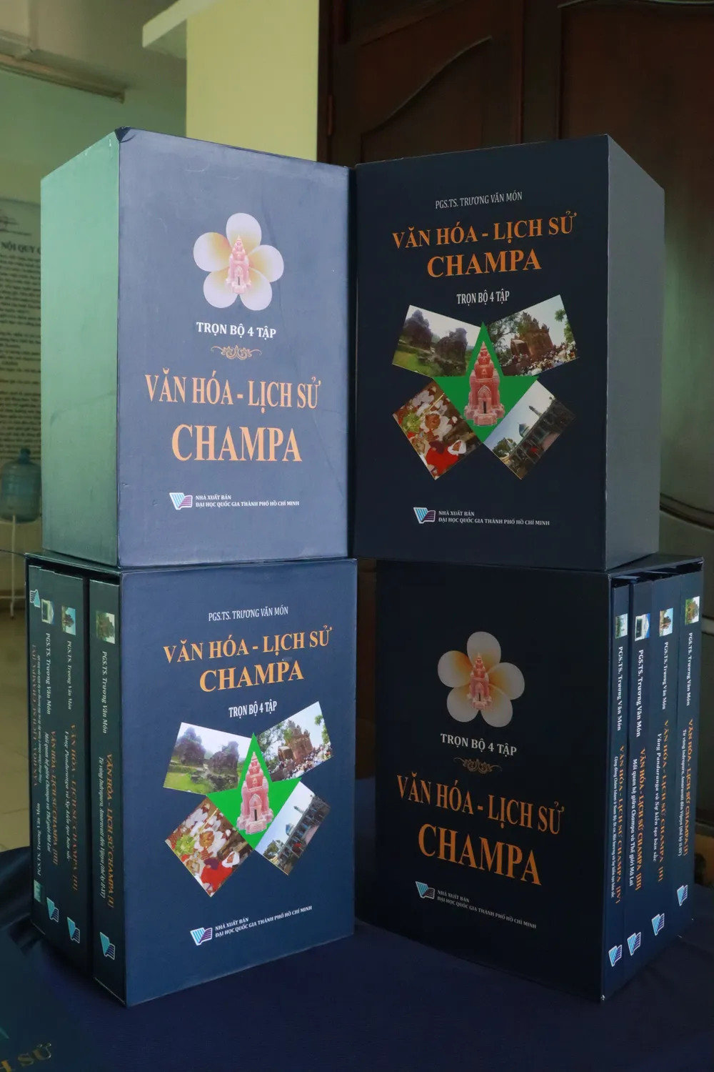 Bộ sách Văn hoá - lịch sử Champa (trọn bộ 4 tập) của PGS.TS Trương Văn Món. Ảnh: VĂN HÀ Văn hoá lịch sử Champa