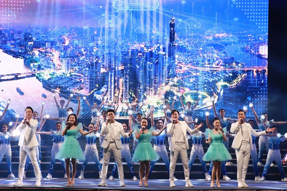 Một Sài Gòn năng động, sáng tạo qua ca khúc "Sức sống mới trên thành phố Bác" do nhóm 135 và Mắt Ngọc thể hiện chuong-trinh-nghe-thuat13.JPG