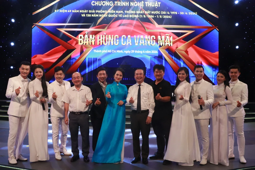 Ông Trần Thế Thuận (giữa) chụp hình lưu niệm cùng các nghệ sĩ chuong-trinh-nghe-thuat16.JPG