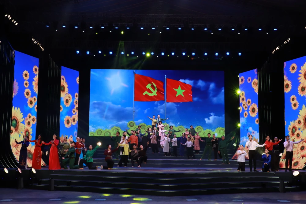Liên khúc Đất nước trọn niềm vui, Bài ca thống nhất do Trúc Lai, Duyên Quỳnh, Thùy Trinh, Võ Thành Tâm, Đăng Quân và Minh Sang thể hiện. Ảnh: VĂN HÀ Chương trình nghệ thuật