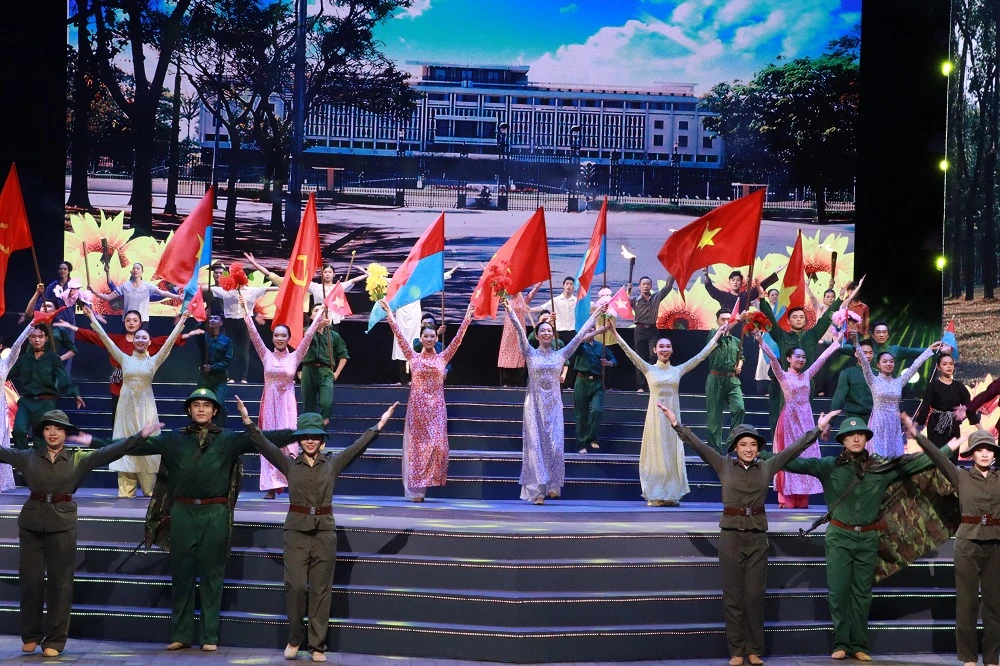 Ca khúc Tiến về Sài Gòn do nhóm MTV Sài Gòn thể hiện chuong-trinh-nghe-thuat9.JPG