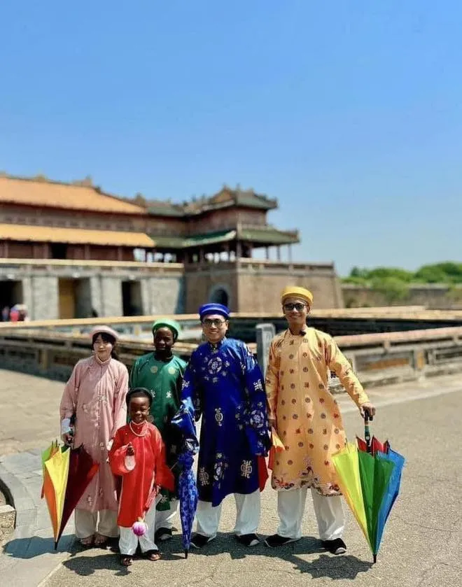 Team Quang Linh Vlogs cùng Lôi Con mặc áo dài trước cổng Đại Nội Huế. Ảnh: FBNV quang-linh-vlogs.jpg