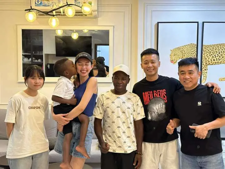 Thùy Tiên hội ngộ Quang Linh Vlogs, Lôi Con và team châu Phi. quang-linh-vlogs1.jpg