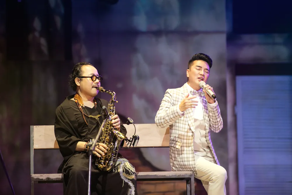 Những giai điệu quen thuộc của Thành phố buồn, Xót xa, Ngày buồn, Thương tình nhân vang lên, giọng hát của Mr Đàm càng thêm thăng hoa khi có tiếng kèn lay động lòng người của nghệ sĩ Trần Mạnh Tuấn. dam-vinh-hung13.jpeg