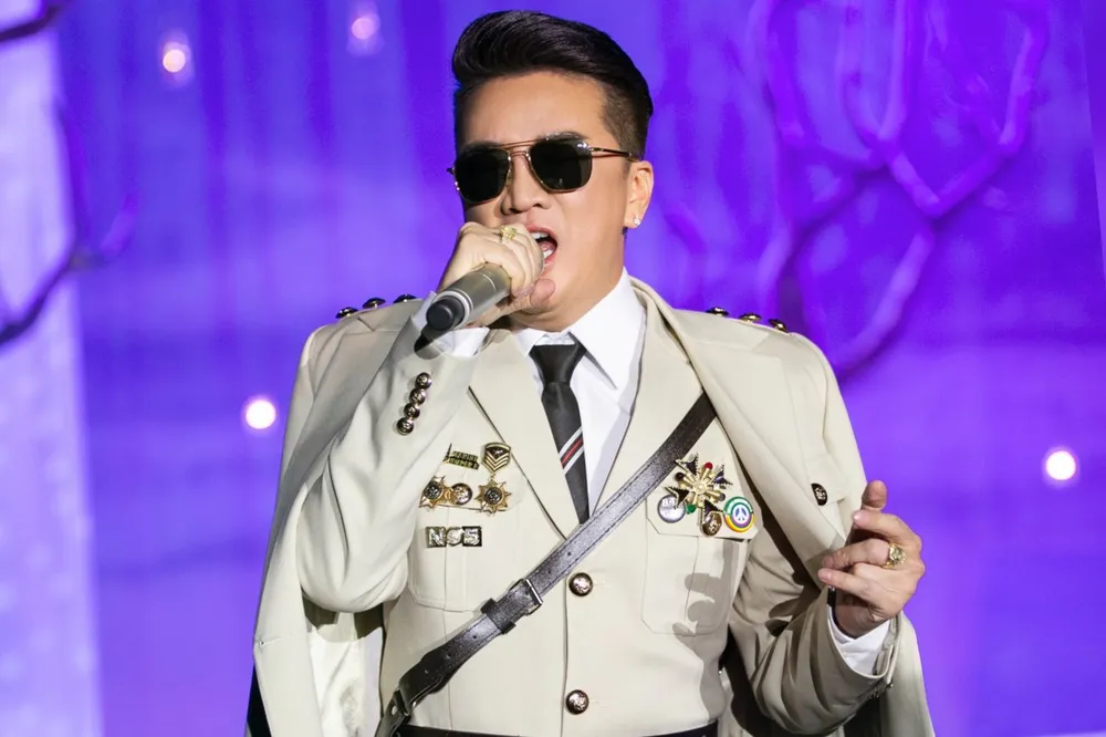 Trang phục biểu diễn của ca sĩ Đàm Vĩnh Hưng tại liveshow Ngày em thắp sao trời. Ảnh: FBNV ca sĩ Đàm Vĩnh Hưng