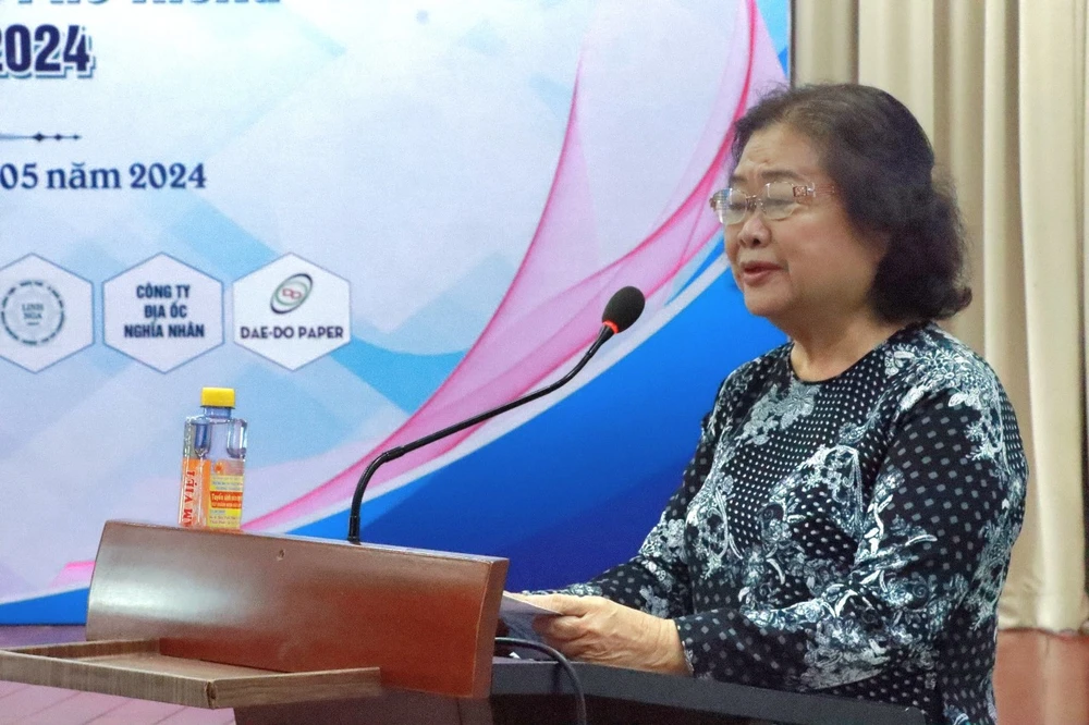 Bà Trương Mỹ Hoa, Chủ tịch Quỹ Học bổng Vừ A Dính, Chủ nhiệm CLB Vì Hoàng Sa – Trường Sa thân yêu phát biểu quy-hoc-bong-vu-a-dinh.jpg