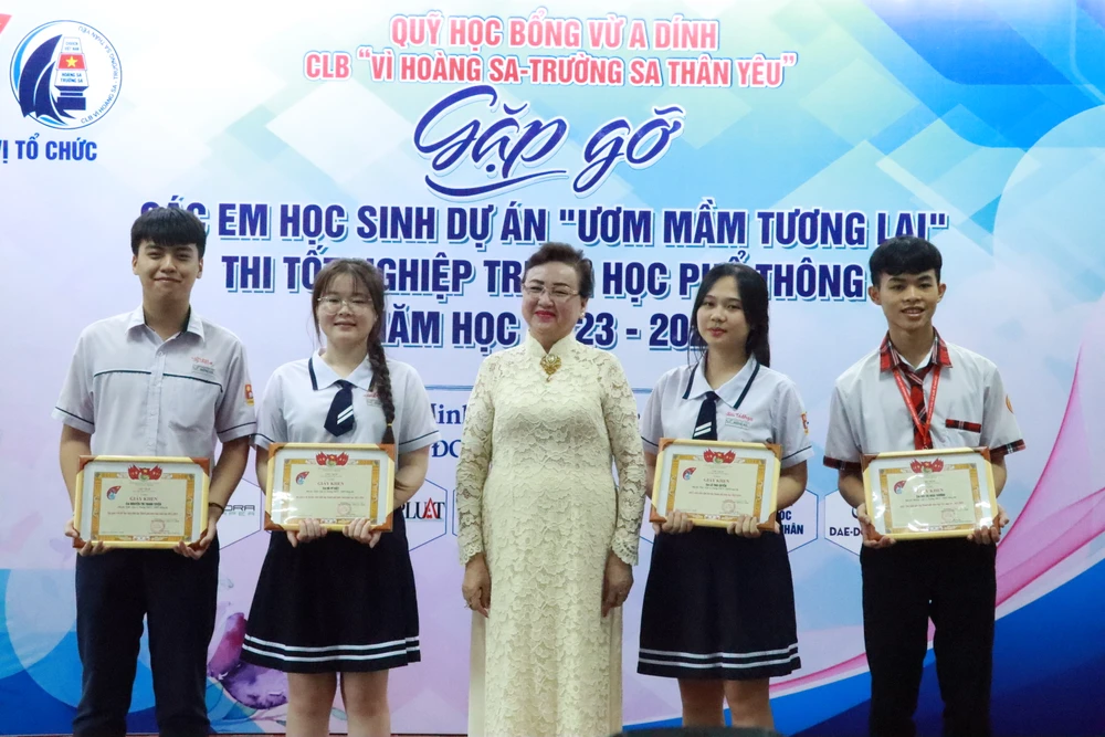 Trao tặng giấy khen cho các em học sinh đạt giải trong kỳ thi HSG cấp thành phố quy-hoc-bong-vu-a-dinh1.JPG