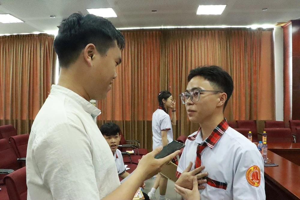 Vừ A Du (phải), học sinh lớp 12 trường THCS- THPT Nam Việt quy-hoc-bong-vu-a-dinh2 (2).JPG