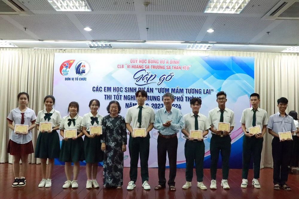 Bà Trương Mỹ Hoa cùng các nhà hảo tâm tặng quà động viên các em trước kỳ thi trung học phổ thông. Quỹ học bổng Vừ A Dính