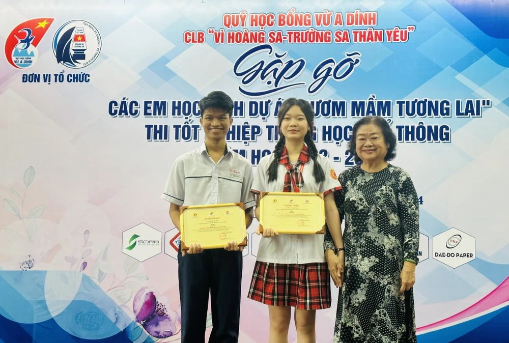 Bà Trương Mỹ Hoa trao chứng nhận cho các em học sinh đạt giải cuộc thi vẽ và viết chương trình Mùa xuân Lên rừng xuống biển quy-hoc-bong-vu-a-dinh3.jpg