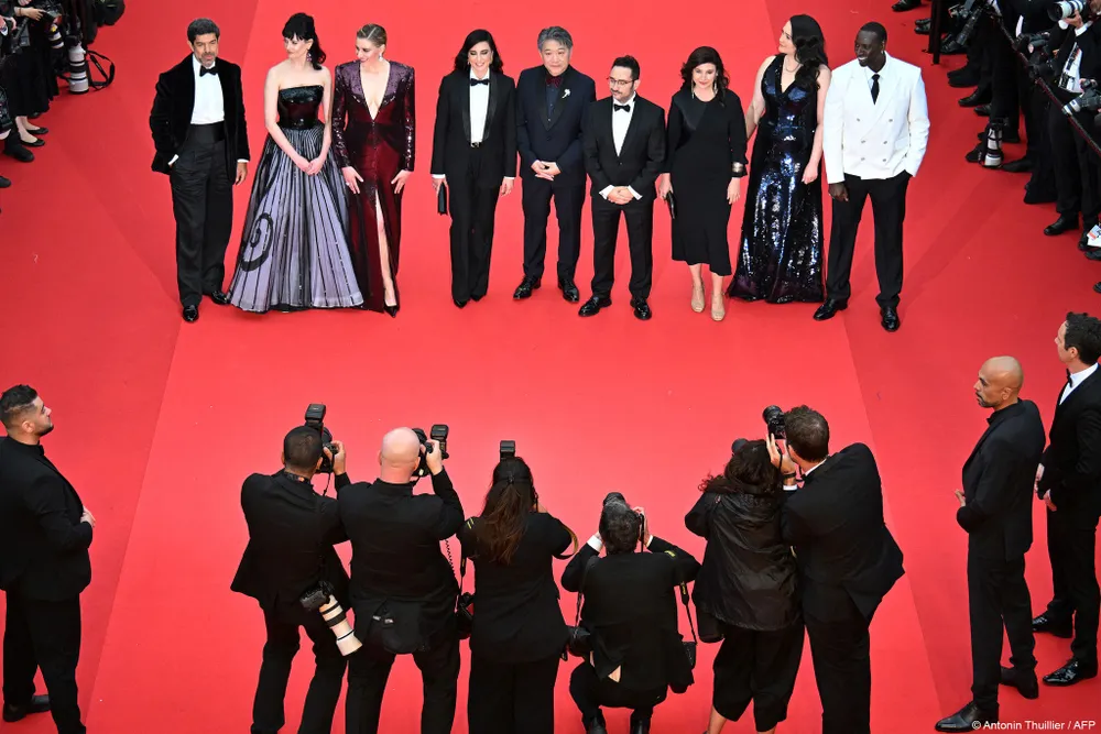 Dàn ban giám khảo trên thảm đỏ Liên hoan phim Cannes. Ảnh: AFP Liên hoan phim Cannes 2024
