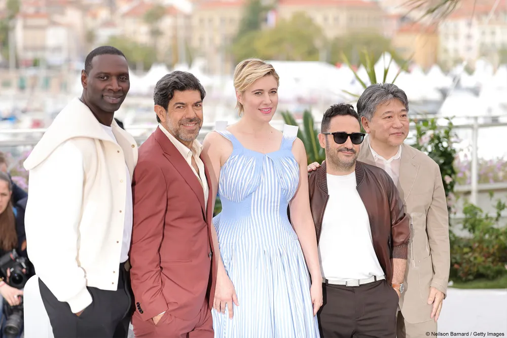 Từ trái sang: Omar Sy, Pierfrancesco Favino,Greta Gerwig, Juan Antonio Bayona và đạo diễn Hirokazu Kore-eda lien-hoan-phim-cannes3.jpg