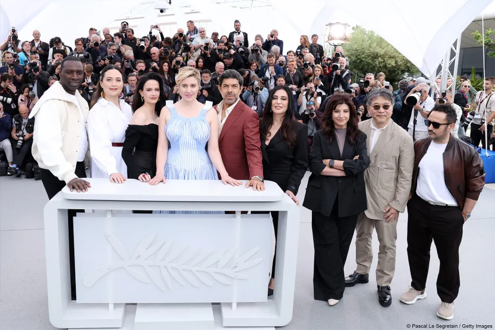 Dàn giám khảo Liên hoan phim Cannes 2024 (từ trái sang): Omar Sy, Lily Gladstone, Eva Green, Greta Gerwig, Pierfrancesco Favino, Nadine Labaki, Ebru Ceylan, Hirokazu Kore-eda và Juan Antonio Bayona. Ảnh: Cannes lien-hoan-phim-cannes4.jpg