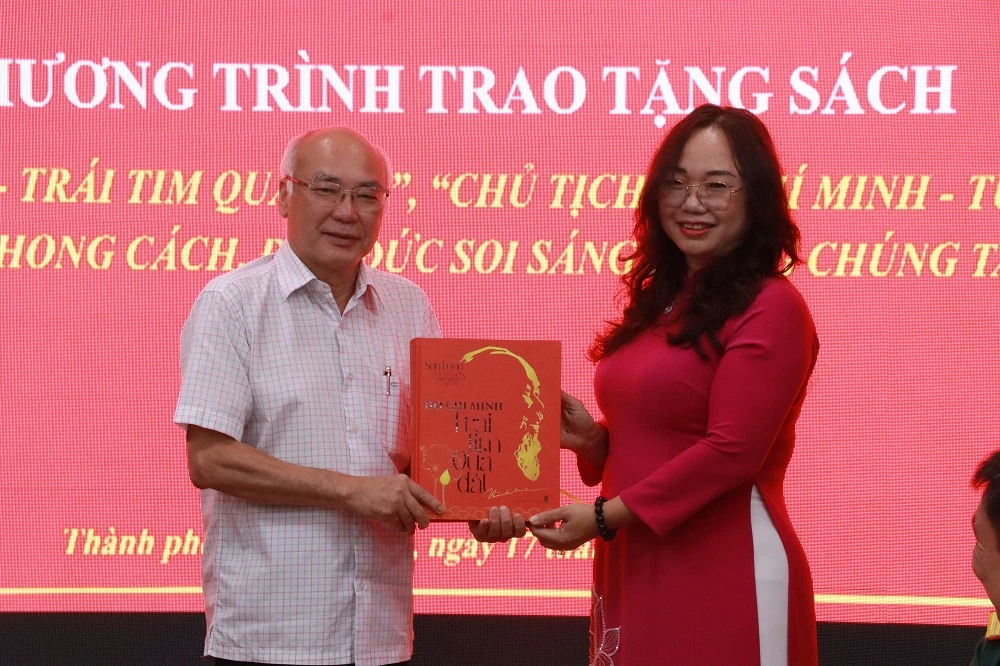 Ông Phan Nguyễn Như Khuê, Trưởng Ban Tuyên giáo Thành uỷ TP.HCM nhận tác phẩm Hồ Chí Minh - Trái tim quả đất. Ảnh: VĂN HÀ Chủ tịch Hồ Chí Minh