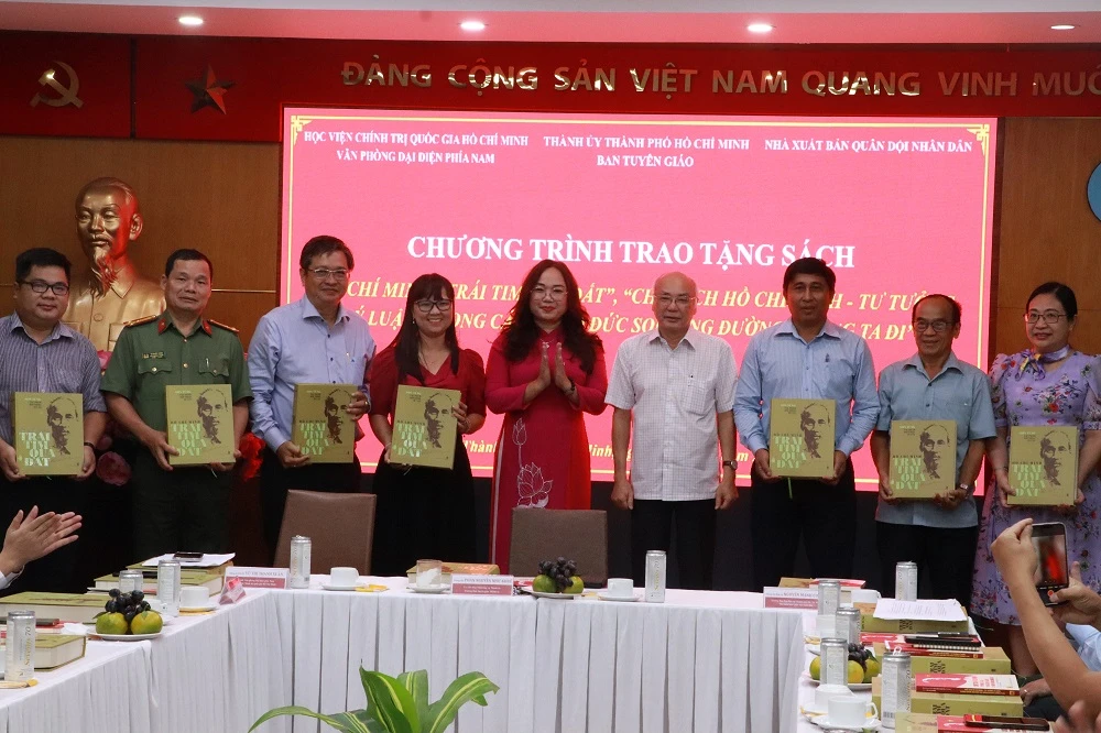 Trao tặng sách cho các đơn vị chu-tich-ho-chi-minh4.JPG