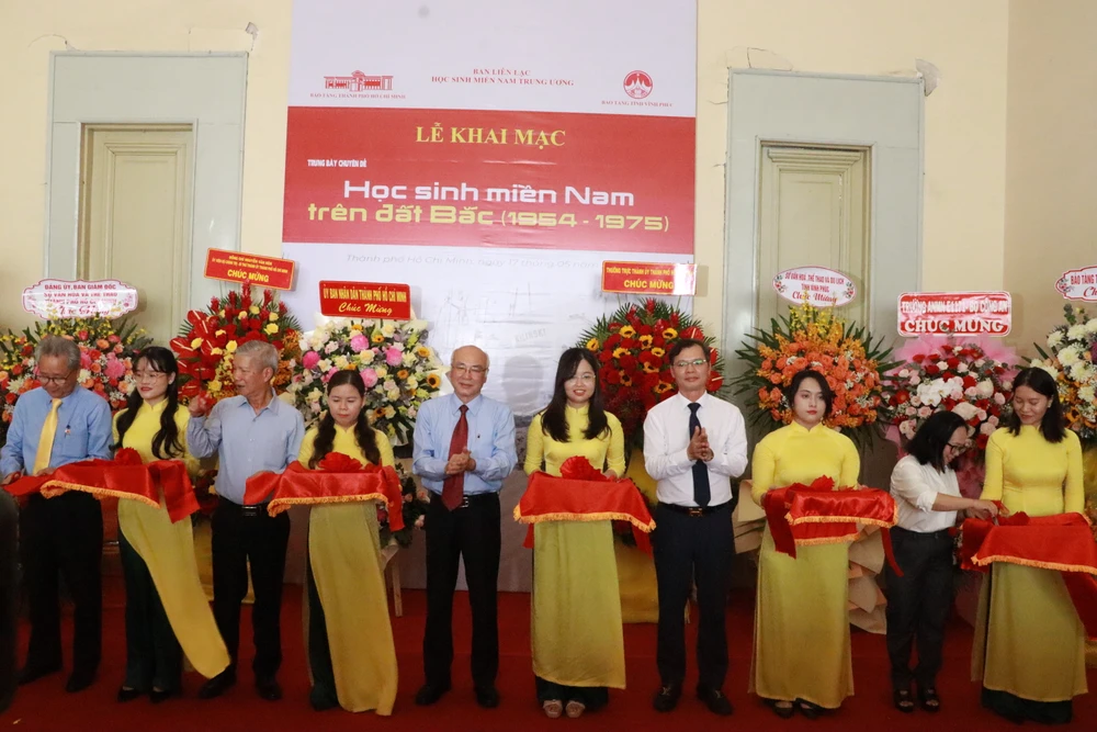 Các lãnh đạo cắt băng khai mạc hoc-sinh-mien-nam-tren-dat-bac.JPG