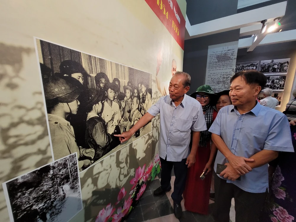 Ông Trương Hòa Bình, Nguyên Phó Thủ tướng Thường trực cùng các học sinh miền Nam tham quan trưng bày hoc-sinh-mien-nam-tren-dat-bac14.jpg