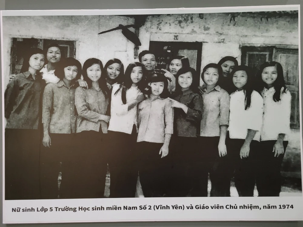 Bà Nguyễn Thị Quyết Tâm (thứ 5 từ trái sang) cùng thầy và bạn học tại miền Bắc hoc-sinh-mien-nam-tren-dat-bac15.jpg