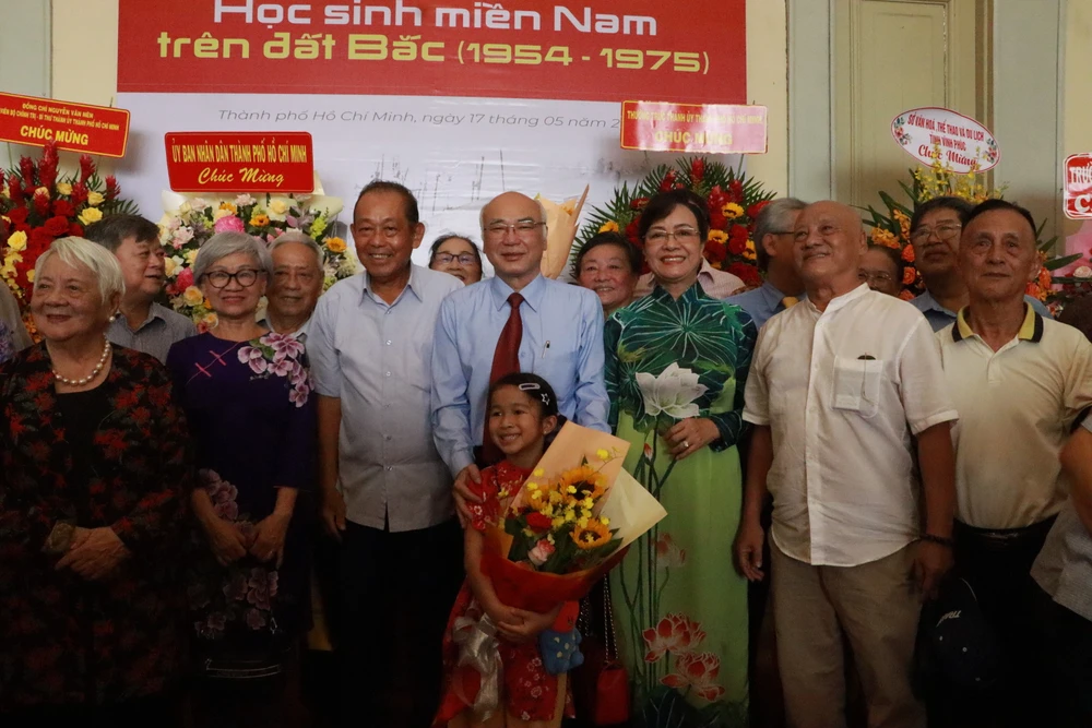 Ông Trương Hòa Bình, Nguyên Phó Thủ tướng Thường trực cùng ông Phan Nguyễn Như Khuê, Trưởng ban Tuyên giáo Thành ủy và bà Nguyễn Thị Quyết Tâm, nguyên Chủ tịch HĐND TP.HCM chụp hình lưu niệm cùng các học sinh miền Nam Học sinh miền Nam trên đất Bắc