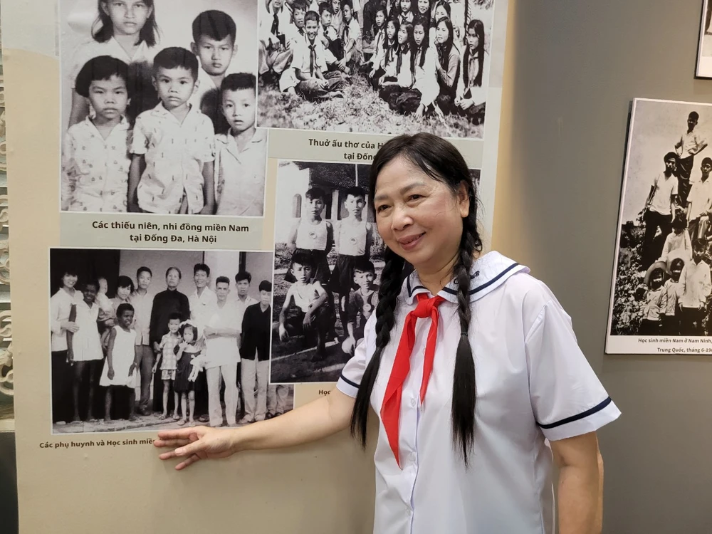 “Lúc đó tôi còn bé lắm chừng 3-4 tuổi được đưa vào trại Nhi Đồng miền Nam Gò Đống Đa, khi mới xa cha mẹ khóc rất nhiều các thầy cô phải xuống ngủ cùng dỗ dành để chúng tôi quen với trường học, bạn bè. Sau đó tôi được đưa vào trường 11. Đến năm 1967, chúng tôi được đưa sang Quế Lâm Trung Quốc để tránh đạn bom khốc liệt” – bà Nguyệt Hồng chia sẻ. hoc-sinh-mien-nam-tren-dat-bac9.jpg