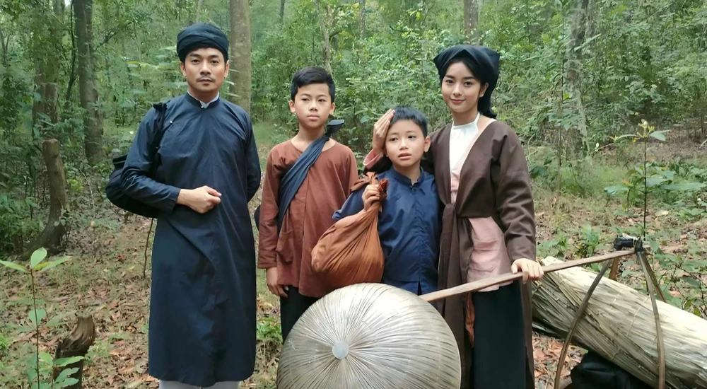 Gia đình Bác Hồ lúc còn bé, tên Nguyễn Sinh Cung trong phim bac-ho.jpg